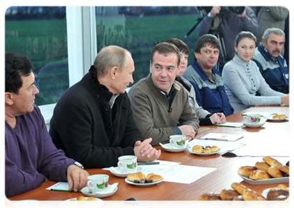 President Dmitry Medvedev and Prime Minister Vladimir Putin meeting with agricultural workers and leaders of the United Russia party in the Stavropol Territory|25 october, 2011|19:43