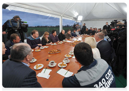 President Dmitry Medvedev and Prime Minister Vladimir Putin meeting with agricultural workers and leaders of the United Russia party in the Stavropol Territory|25 october, 2011|19:43