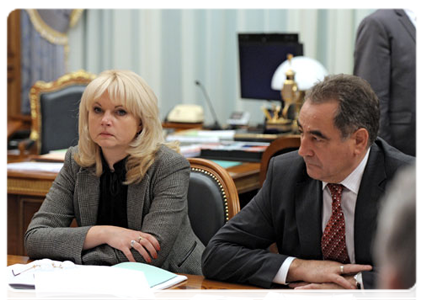 Minister of Healthcare and Social Development Tatyana Golikova and Kurgan Region Governor Oleg Bogomolov at a meeting on the construction of perinatal centres|26 october, 2011|17:17