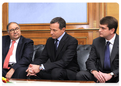 UTV shareholder, Alisher Usmanov, Walt Disney President and CEO, Robert Iger, and UTV Russia Holding Director General, Ivan Tavrin|27 october, 2011|18:33