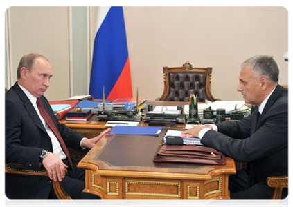 Prime Minister Vladimir Putin meets with Sakhalin Region Governor Alexander Khoroshavin|28 october, 2011|17:03