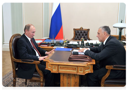 Prime Minister Vladimir Putin meets with Sakhalin Region Governor Alexander Khoroshavin|28 october, 2011|17:03