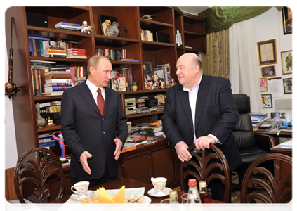 After attending a festive gala at the Et Cetera theatre, Prime Minister Vladimir Putin met with the company’s artistic director, Alexander Kalyagin|28 october, 2011|20:22