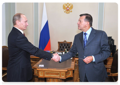 Prime Minister Vladimir Putin presents a State Duma candidate certificate to First Deputy Prime Minister Viktor Zubkov|29 october, 2011|11:09