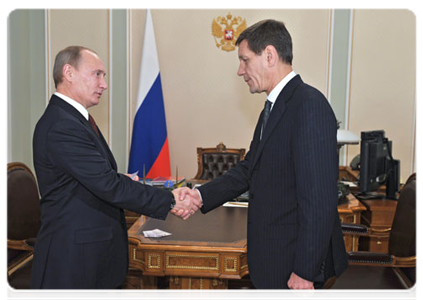 Prime Minister Vladimir Putin presents a State Duma candidate certificate to Deputy Prime Minister Alexander Zhukov|29 october, 2011|11:09