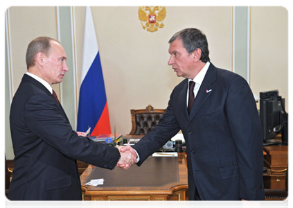 Prime Minister Vladimir Putin presents a State Duma candidate certificate to Deputy Prime Minister Igor Sechin|29 october, 2011|11:09