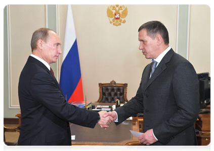 Prime Minister Vladimir Putin presents a State Duma candidate certificate to Natural Resources and Environment Minister Yury Trutnev|29 october, 2011|11:09