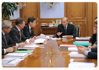 Prime Minister Vladimir Putin holds a meeting on amending the federal law On the 2011 Federal Budget and 2012-2013 Planning Period|5 october, 2011|19:51