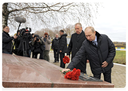 Prime Minister Vladimir Putin laying flowers to a monument dedicated to the Red Army soldiers who lost their lives during the Great Patriotic War|1 november, 2011|16:57