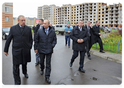 After visiting the pumping station, Prime Minister Vladimir Putin stopped in at one of the neighbourhoods, where he spoke with local residents|1 november, 2011|17:07