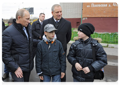 After visiting the pumping station, Prime Minister Vladimir Putin stopped in at one of the neighbourhoods, where he spoke with local residents|1 november, 2011|17:10