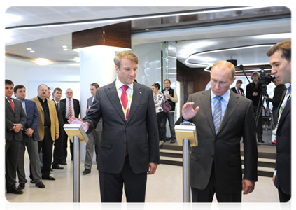 Prime Minister Vladimir Putin visits Sberbank's South Port customer support centre and attends the opening ceremony of the state-of-the-art Data Processing Centre there|12 november, 2011|17:20