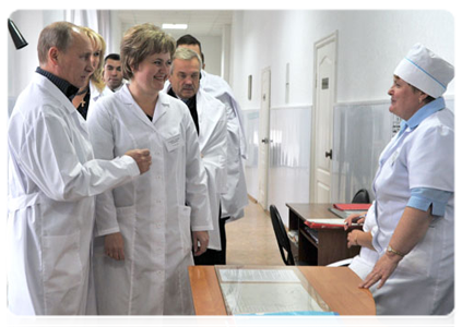 Prime Minister Vladimir Putin visits the Golovchino rural district hospital|15 november, 2011|19:12