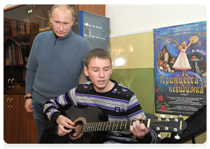 Председатель Правительства Российской Федерации В.В.Путин посетил Антоновский сельский модельный дом культуры|15 ноября, 2011|19:38