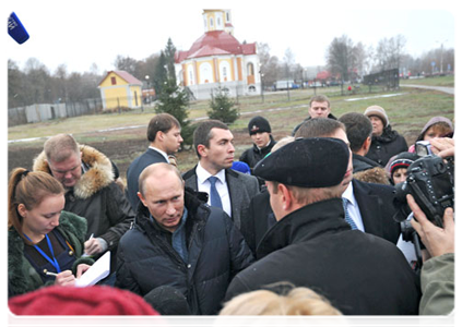 Prime Minister Vladimir Putin meeting with local residents during his visit to the village of Golovchino|15 november, 2011|19:47