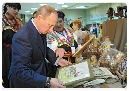 После встречи с губернатором глава Правительства осмотрел выставку продукции местных ремесленников|15 ноября, 2011|22:46