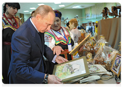 After the meeting with the governor, the Prime Minister visited an exhibition of local crafts|15 november, 2011|22:46