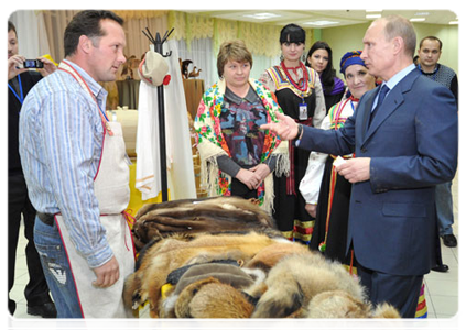 После встречи с губернатором глава Правительства осмотрел выставку продукции местных ремесленников|15 ноября, 2011|22:46