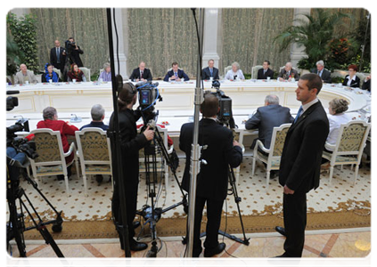 Президент Российской Федерации Д.А.Медведев и Председатель Правительства Российской Федерации В.В.Путин встретились в Большом Кремлёвском дворце с пенсионерами и ветеранами|17 ноября, 2011|16:12
