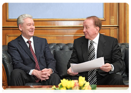 Moscow Mayor Sergei Sobyanin and Alexander Maslyakov, director of the television show KVN, at a meeting with Prime Minister Vladimir Putin|17 november, 2011|19:17