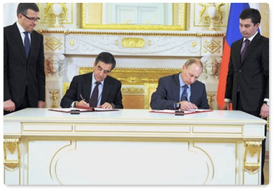 Prime Minister Vladimir Putin and French Prime Minister Francois Fillon sign the final document of the 16th meeting of the Russian-French Commission on Bilateral Cooperation at the level of heads of government, following intergovernmental talks