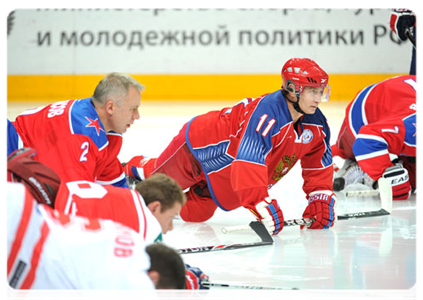 Prime Minister Vladimir Putin during a hockey practice with Russian Ice Hockey Legends|18 november, 2011|22:37