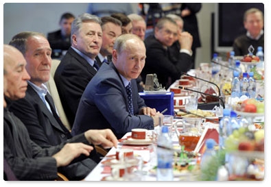 Vladimir Putin meets with former national ice hockey players
