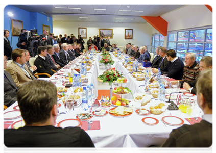 Prime Minister Vladimir Putin meets with former national ice hockey players|18 november, 2011|23:39
