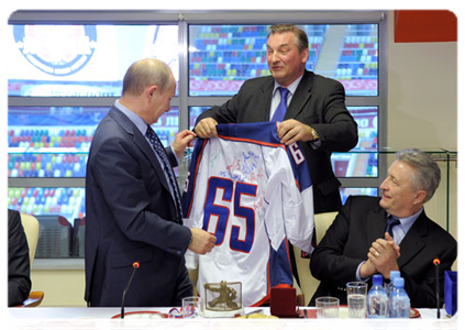 Prime Minister Vladimir Putin meets with former national ice hockey players|18 november, 2011|23:40