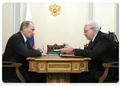 Prime Minister Vladimir Putin meeting Prime Minister of the Republic of Khakassia Viktor Zimin|19 november, 2011|17:32