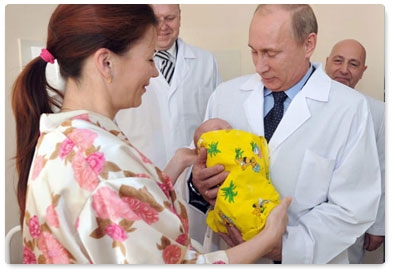 During a working trip to Kaliningrad, Prime Minister Vladimir Putin visited the Regional Perinatal Centre, where in the early hours of October 31, a baby was born who may represent the world’s 7-billionth resident