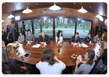 President Dmitry Medvedev and Prime Minister Vladimir Putin meet with Women’s Forum participants|25 november, 2011|14:23