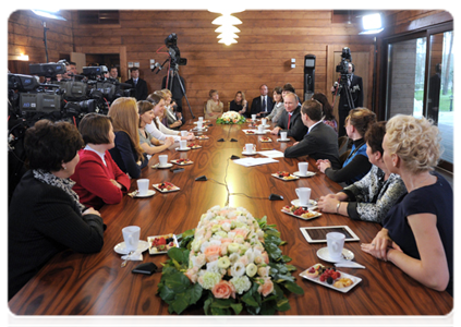 President Dmitry Medvedev and Prime Minister Vladimir Putin meet with Women’s Forum participants|25 november, 2011|15:59