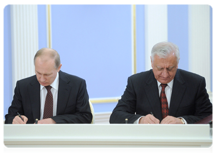 Prime Minister Vladimir Putin and Belarusian Prime Minister Mikhail Myasnikovich signing a series of Russian-Belarusian government documents at the conclusion of the meeting|25 november, 2011|20:29