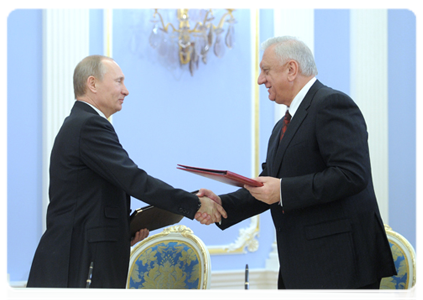 Prime Minister Vladimir Putin and Belarusian Prime Minister Mikhail Myasnikovich signing a series of Russian-Belarusian government documents at the conclusion of the meeting|25 november, 2011|20:30