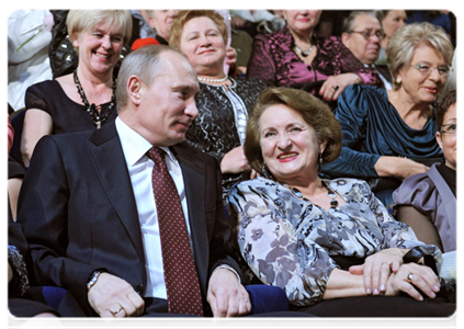 Prime Minister Vladimir Putin congratulates Russia’s mothers on Mother’s Day during a gala in Moscow|25 november, 2011|21:35