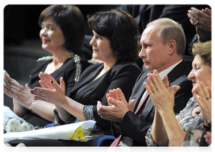 Prime Minister Vladimir Putin congratulates Russia’s mothers on Mother’s Day during a gala in Moscow|25 november, 2011|21:35