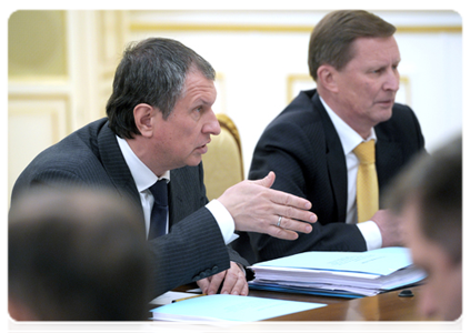 Deputy Prime Minister Igor Sechin and Deputy Prime Minister Sergei Ivanov at a meeting of the Government Commission on Monitoring Foreign Investment|28 november, 2011|18:45