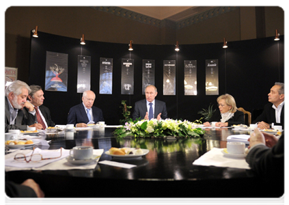 Prime Minister Vladimir Putin meets with artistic directors of theatre companies at Lenkom Theatre|30 november, 2011|15:32