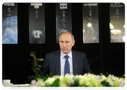 Prime Minister Vladimir Putin meets with artistic directors of theatre companies at Lenkom Theatre|30 november, 2011|15:40