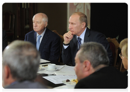 Prime Minister Vladimir Putin meets with artistic directors of theatre companies at Lenkom Theatre|30 november, 2011|16:19