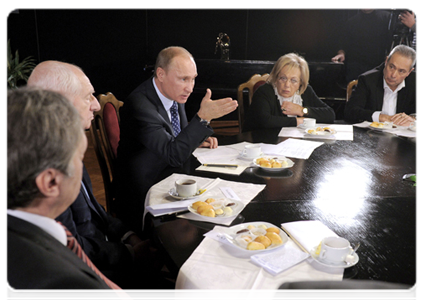 Prime Minister Vladimir Putin meets with artistic directors of theatre companies at Lenkom Theatre|30 november, 2011|16:20