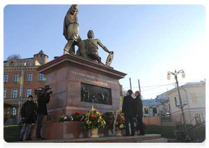 President Dmitry Medvedev and Prime Minister Vladimir Putin lay a wreath at the monument to Minin and Pozharsky in Nizhny Novgorod|4 november, 2011|16:50