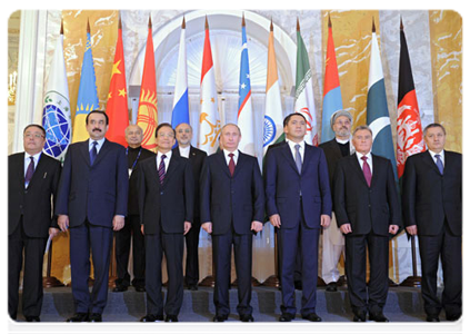 After the meeting, a group photo was taken with the SCO member states' heads of government, the heads of government of observer states and guests|7 november, 2011|17:00