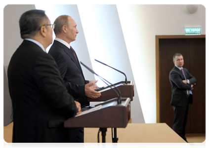 Prime Minister Vladimir Putin and SCO Secretary General Muratbek Imanaliyev speaking with journalists following a meeting of the Council of the SCO member states' heads of government|7 november, 2011|18:57