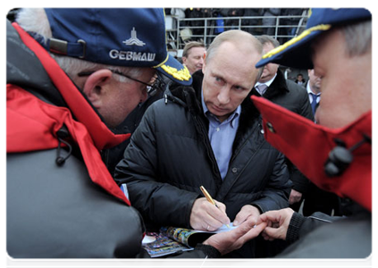 Председатель Правительства Российской Федерации В.В.Путин посетил ОАО «ПО “Севмаш”», где осмотрел атомный подводный крейсер «Александр Невский»|9 ноября, 2011|16:23