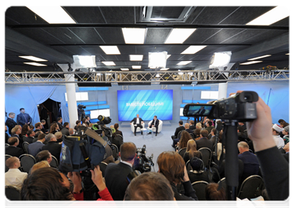 Prime Minister Vladimir Putin and President Dmitry Medvedev at a meeting with voters|1 december, 2011|14:53