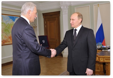 Председатель Правительства России В.В.Путин вручил Б.В.Грызлову медаль П.А.Столыпина