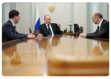 Prime Minister Vladimir Putin meeting with Finance Minister Anton Siluanov and Minister of Communications and Mass Media Igor Shchegolev|16 december, 2011|19:14