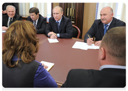 Prime Minister Vladimir Putin discusses social benefits, transportation and healthcare with Magadan Region residents|17 december, 2011|08:47